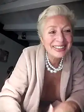 [8 Oct 19:55] Spy Show - Video von divinaerotica Cam-Model