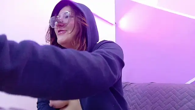 a very young girl who is dying to be fucked hard and for hours! - video od modelky/modela lilith_sm1th