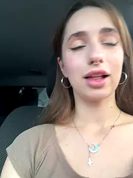 RISKY PVT CONTOL IN CAR - video di Maria_Moonlight modella di cam