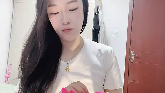 第一次被两个小粉双洞填满 控制不住的高潮颤抖喷水 - video by Niannian--sexy cam model