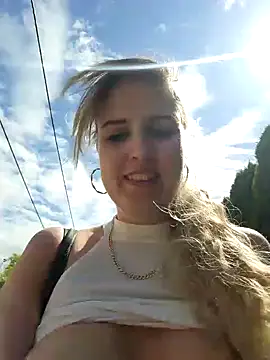 Ein sonniger Tag mit prallen Titten u. Arsch :) - vídeo de la modelo de cam Sexybiene969