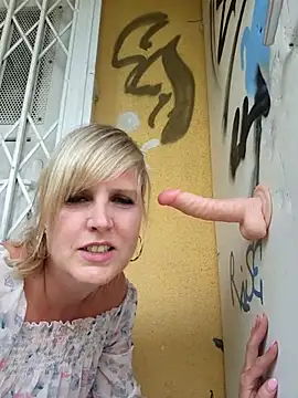 Outdoor Dildofuck 😁 - vidéo du modèle de showcams Sexybiene969