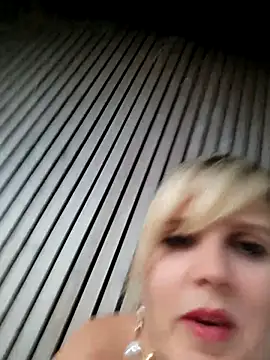 Mega Deepthroat in public - vidéo du modèle de showcams Sexybiene969