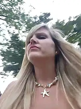 Naked Tits walk next to the street - vidéo du modèle de showcams Sexybiene969