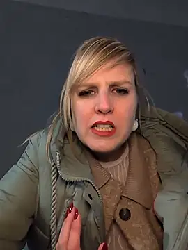 Hot private show in the garage - vidéo du modèle de showcams Sexybiene969