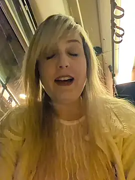 Hot private show in tram - Video von Sexybiene969 Cam-Model