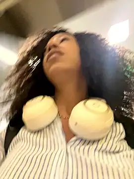 At the airport I went to the bathroom to get naked for you - vídeo de la modelo de cam dianagolley420