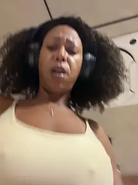 Cardio with a hard nipple and no panties - vídeo de la modelo de cam dianagolley420