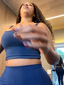 My breasts jiggle while I run on the treadmill at the gym. - video di dianagolley420 modella di cam