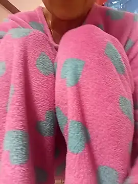 Escupir mi pussy - video by Kaira69 cam model