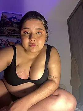 You catch me putting on makeup and now I have to turn you on😏🔥 - vídeo de emyrose2 modelo de câmara
