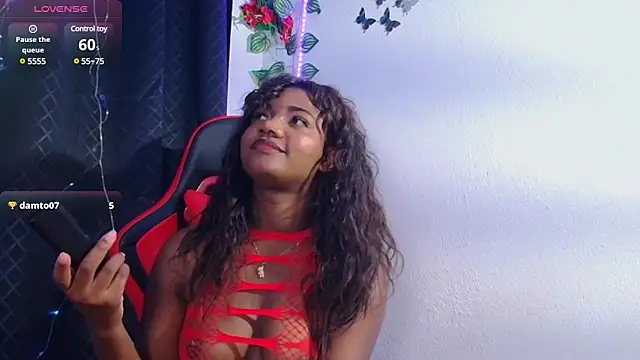 Playing my ass, my pussy - video van Daphnewalker__ cam-model