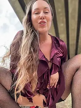 BIG Squirting under the bridge, people are nearby, peek under my skirt💦