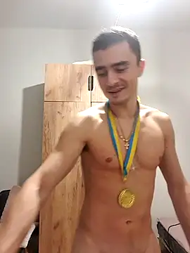 a cave and a toy - vidéo du modèle de showcams GoodGG