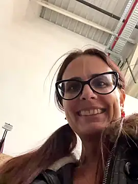 Walking the naked walk (under the jacket)🧥at a store - vidéo du modèle de showcams NataKitten