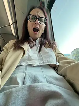 Orgasm on a bus next to people 🤭😱 - วิดีโอโดย NataKitten โมเดลแคม
