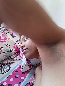 Showing my hole and spitting on my armpits👅 - vidéo du modèle de showcams corinastonee
