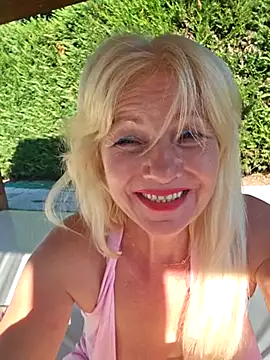 My squirt in piscina per miei amici .you like gita for me bb - video by Melody73 cam model