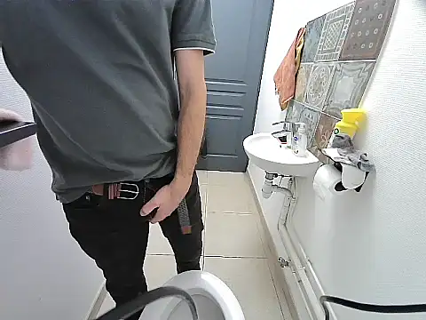 Ejac aux toilettes pendant que mes collègues bossent