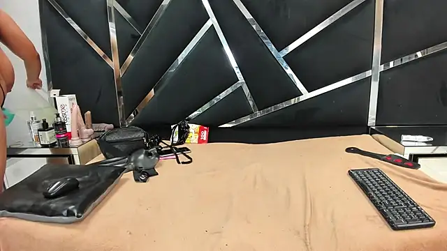 fuck pussy+vibrations like a whore - video by Oriana69_ cam model