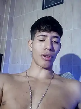 sucking my feet very tasty with my very hard cock 🔥🔥 - video by dareck_18 cam model