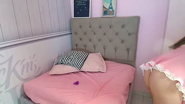 I get on all fours and show you the hollows of my vagina and ass very close to the camera. – video modela na kameri Tania_Duque
