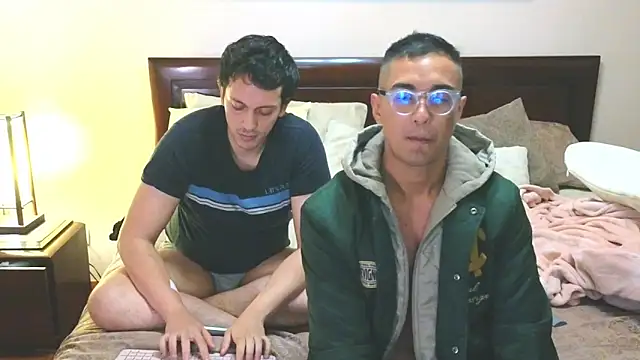 cummin in face friend - 視頻由 hardaftercum 主播提供