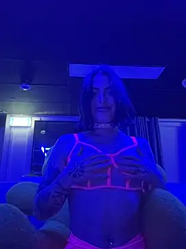 Ole Brumm i black light - video by missninasparkle cam model