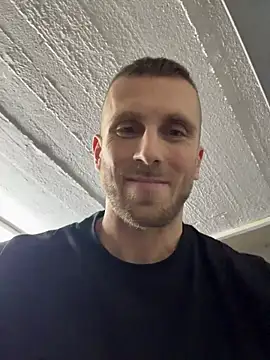 Big cum show with opened doors on changing room at work! Risky show!!! - video di trainwithme modella di cam