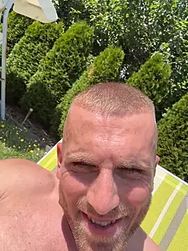 Spread my ass outdoor +Jerking!!!