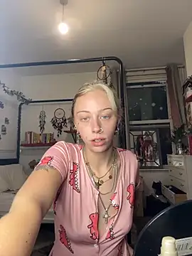 [4 Sep 19:51] Public Show - video by baddieinabenz cam model