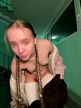 📬squirt on somebody's bills from postmails naked on stairwells📬－カメラキャストのbambi_luの動画