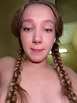 RISKY PUBLIC: Walking full naked in entrance 😱 - video by bambi_lu cam model