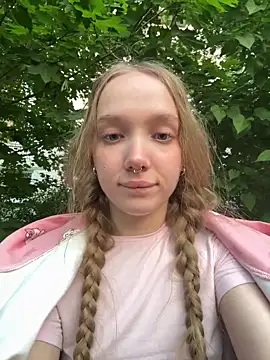 RISKY PUBLIC: getting full naked on a road + left all my clothes in bushes😱🌳 - video by bambi_lu cam model
