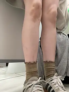 STRANGER: let her fingering me + squirt on her boots 💦 - video di bambi_lu modella di cam