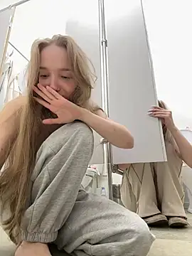 Elsa and Lulu: let stranger touch Lulu's naked body and tits while Elsa shocked look 😱 - video oleh bambi_lu kamera model