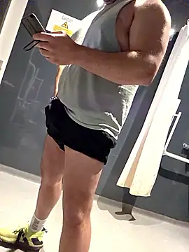 [13 Jan 03:26] Public Show - video by CloudyMuscleBeefy cam model