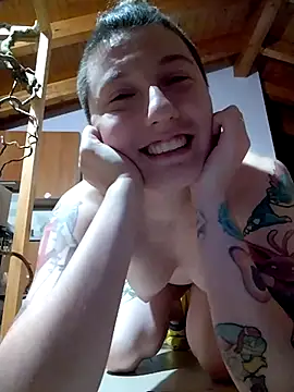 Umiliazione, bestemmie, piedi, facesitting - video h4cMorganaEvelynn kameramallilta