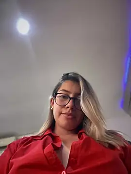 MASTURBATING IN THE OFFICE NEAR MY CO-WORKER - video by sara_calderon cam model