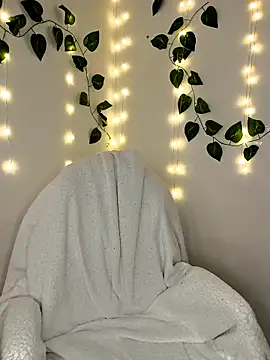 show my sexy feet+ doggy  close up - Coralinne__ 캠 모델의 동영상