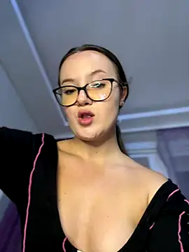 FINGERING PUSSY + SQUIRT - video av IsPlayfulMia cam-modell