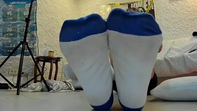 Playing with my feet and my stinky shoes - video by thiago_kinghot
