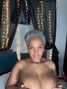 A kiss and something else 🔥😈 - video by skarlleth_11 cam model