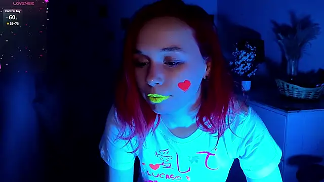 You painted my T-shirt, and it lit up in the dark! - video van NaomiYoru cam-model