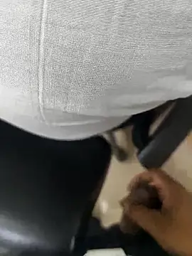 Secretly touching my cock on colleague in office - video od modelky/modela Outdoor_backup