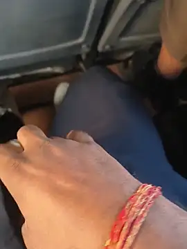 Touching his bulge over pants and playing with my cock in office bus - 視頻由 Outdoor_backup 主播提供