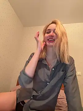 Playing with my pussy on the bed naked 😝 - video by DollyTall