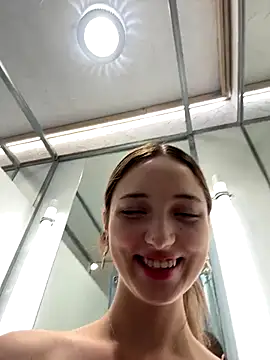 My pussy loves fingers deep - video DollyTall kameramallilta