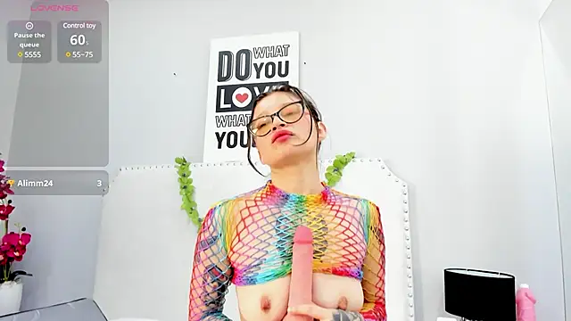 My tits give massage - vídeo de la modelo de cam KoraSweett