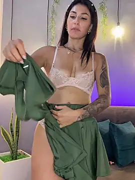 Exercising, masturbating and showering - vidéo du modèle de showcams SOYNOOA